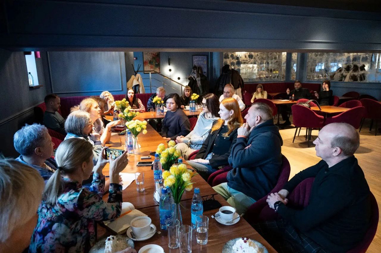 В преддверии премьерного спектакля «Вино из одуванчиков», выход которого обозначен в афише в День театра - 27 марта - в Омском театре драмы, журналисты пообщались с актёрами, занятыми в постановке В преддверии премьерного спектакля «Вино из одуванчиков», выход которого обозначен в афише в День театра - 27 марта - в Омском театре драмы, журналисты пообщались с актёрами, занятыми в постановке