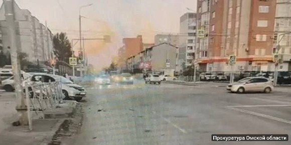 Колесо маршрутки отлетело в иномарку под Омском: есть пострадавший