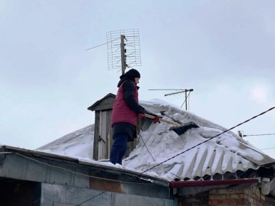 Волонтеры отряда «VЦАО» помогли семье участника специальной военной операции убрать снег с крыш домовых пристроек