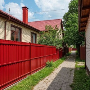 В Омске заборы приведут к единому стандарту