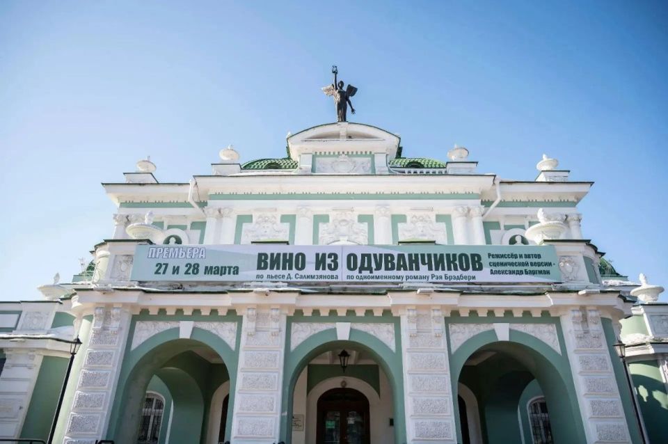 В преддверии премьерного спектакля «Вино из одуванчиков», выход которого обозначен в афише в День театра - 27 марта - в Омском театре драмы, журналисты пообщались с актёрами, занятыми в постановке