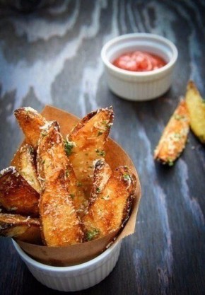 Наслаждайтесь хрустящими картофельными дольками с пармезаном