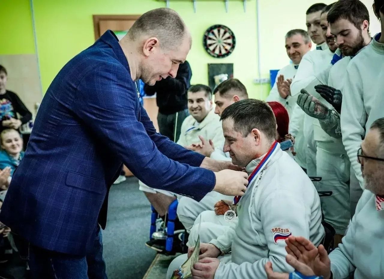 Сенатор Российской Федерации Дмитрий Перминов посетил чемпионат и первенство региона по фехтованию среди спортсменов с поражением опорно-двигательного аппарата и поддержал участников