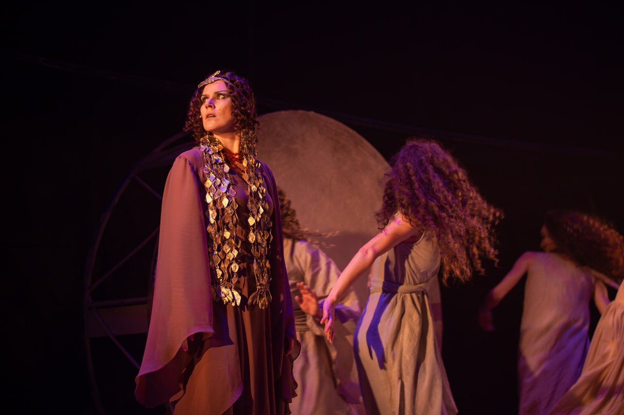 «Мир поэзии Марины Цветаевой» — в Омском ТЮЗе прошла премьера спектакля «Островитянка» «Мир поэзии Марины Цветаевой» — в Омском ТЮЗе прошла премьера спектакля «Островитянка»