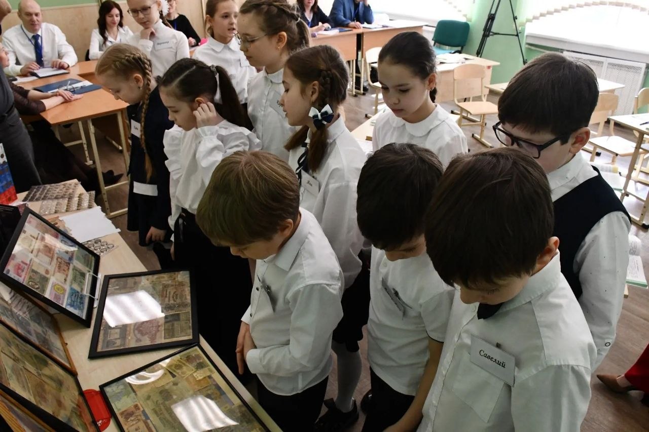 Пять омских педагогов продолжат борьбу за главный приз престижного конкурса «Учитель года России», входящего в линейку национального проекта «Молодежь и дети» Пять омских педагогов продолжат борьбу за главный приз престижного конкурса «Учитель года России», входящего в линейку национального проекта «Молодежь и дети»