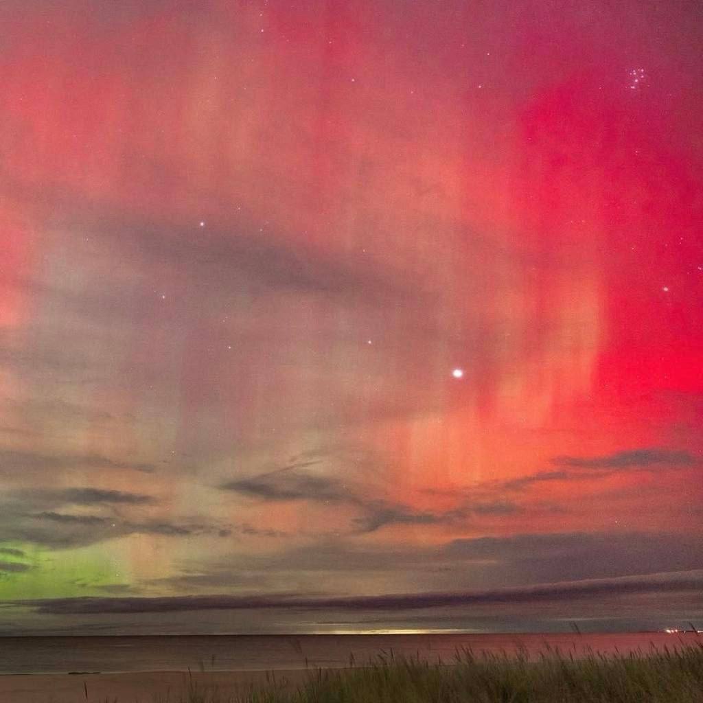 Красочное северное сияние могли наблюдать сегодня ночью жители разных регионов России Красочное северное сияние могли наблюдать сегодня ночью жители разных регионов России