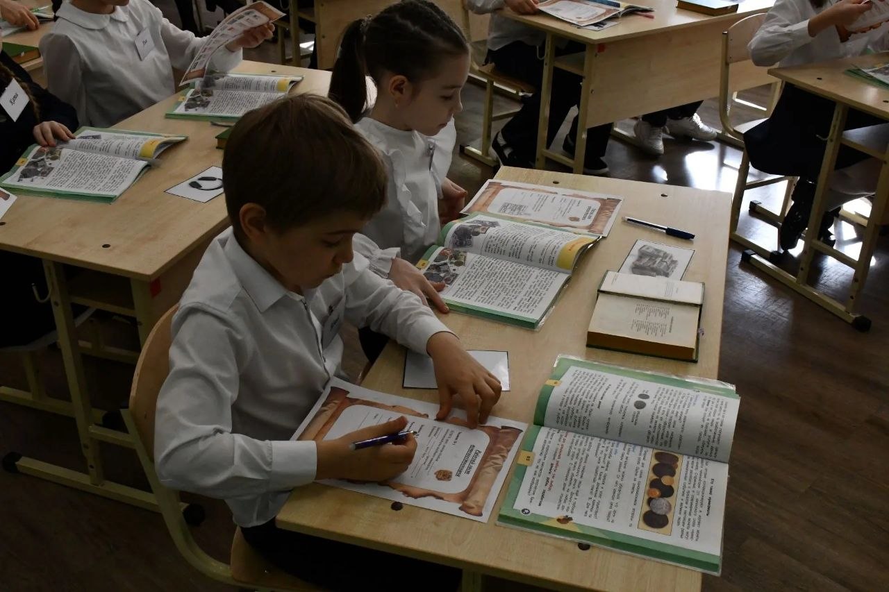 Пять омских педагогов продолжат борьбу за главный приз престижного конкурса «Учитель года России», входящего в линейку национального проекта «Молодежь и дети» Пять омских педагогов продолжат борьбу за главный приз престижного конкурса «Учитель года России», входящего в линейку национального проекта «Молодежь и дети»