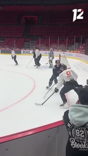 Прямо сейчас съемочная группа 12 канала находится на открытой тренировке «Авангарда»