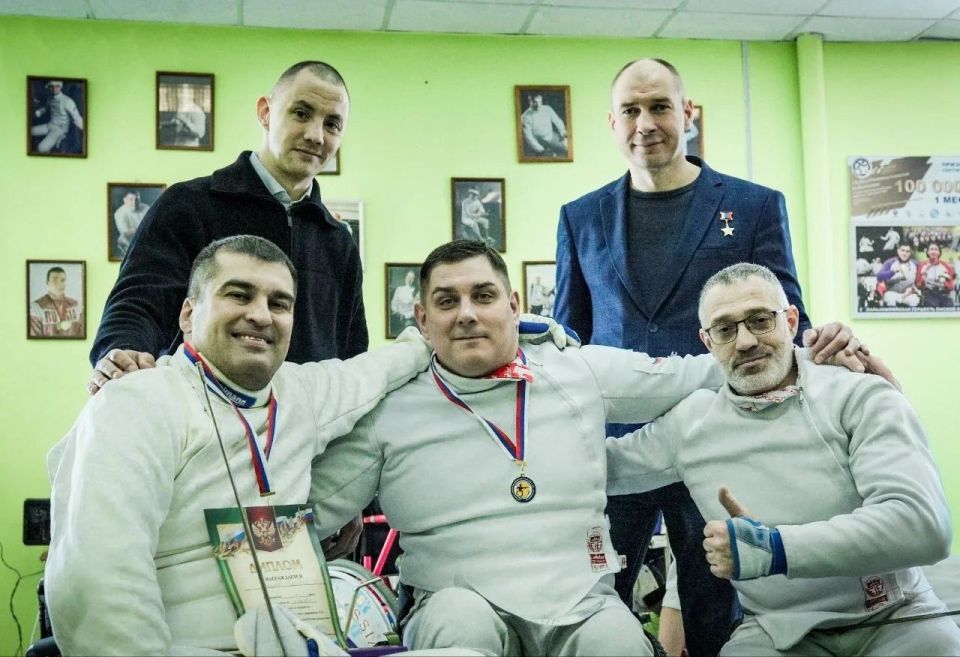 Член общественного совета проекта «ПРОдвижение ГЕРОЕВ» Александр Кузюков поддержал ветеранов СВО на соревнованиях по фехтованию на колясках
