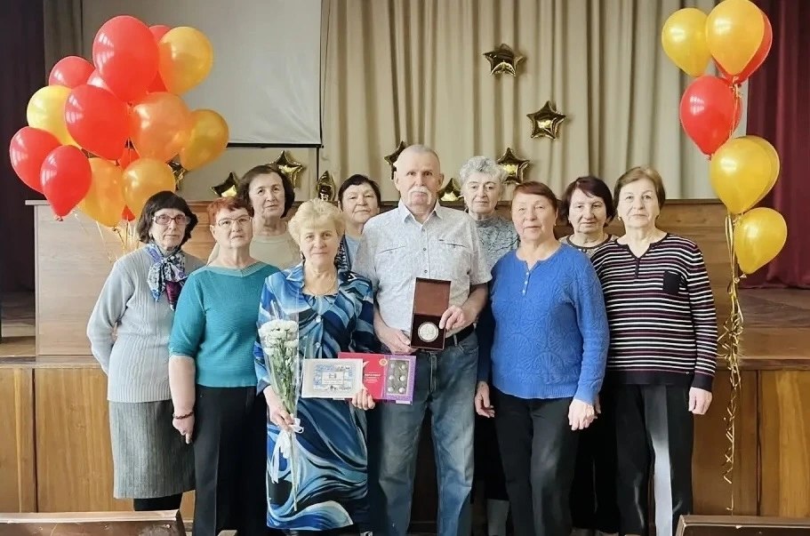 В Октябрьском округе Омска супружескую пару Петлиных поздравили с 50-летием совместной жизни