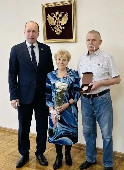 В Октябрьском округе Омска супружескую пару Петлиных поздравили с 50-летием совместной жизни В Октябрьском округе Омска супружескую пару Петлиных поздравили с 50-летием совместной жизни