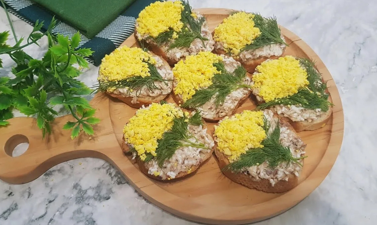 Приготовьте бутерброды «Мимоза» на праздник