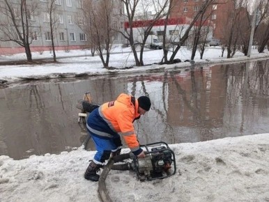 В Омске городские службы продолжают круглосуточную уборку дорог