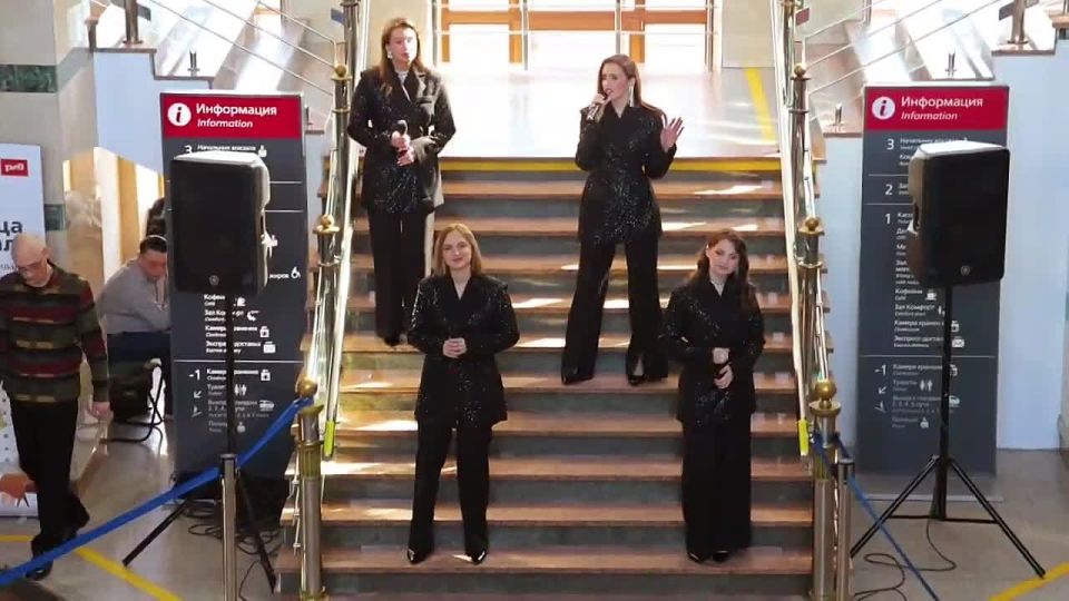 В необычную обстановку попали сегодня все посетители железнодорожного вокзала Культурной столицы