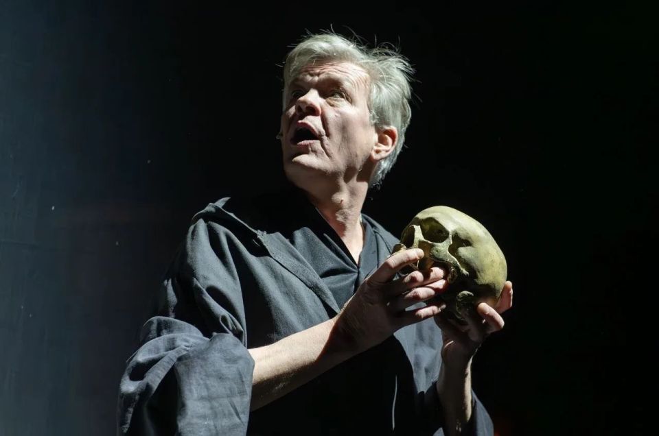 В День работника культуры на сцене Драматического театра "Галёрка" Всероссийский фестиваль "Его величество Театр" продолжила необычная постановка