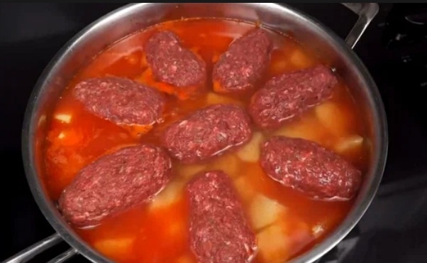 Тушёная картошка со свиными котлетами и томатным подливом