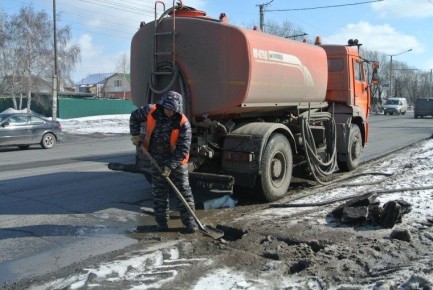 В Октябрьском округе Омска продолжаются противопаводковые работы — специалисты приступили к промывке дождеприемных колодцев