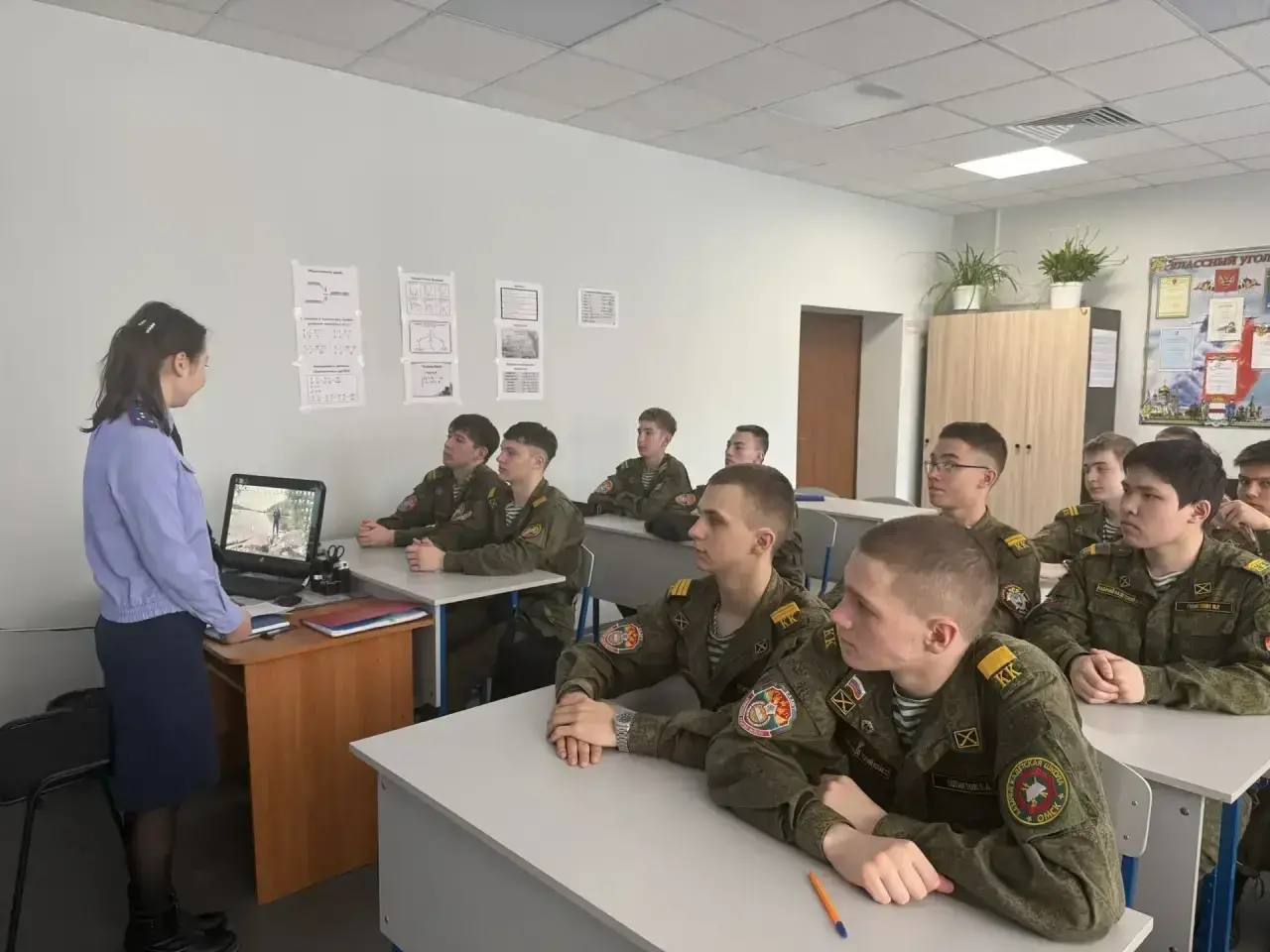 Сотрудники регионального следственного управления провели профилактическую беседу с кадетами Сотрудники регионального следственного управления провели профилактическую беседу с кадетами