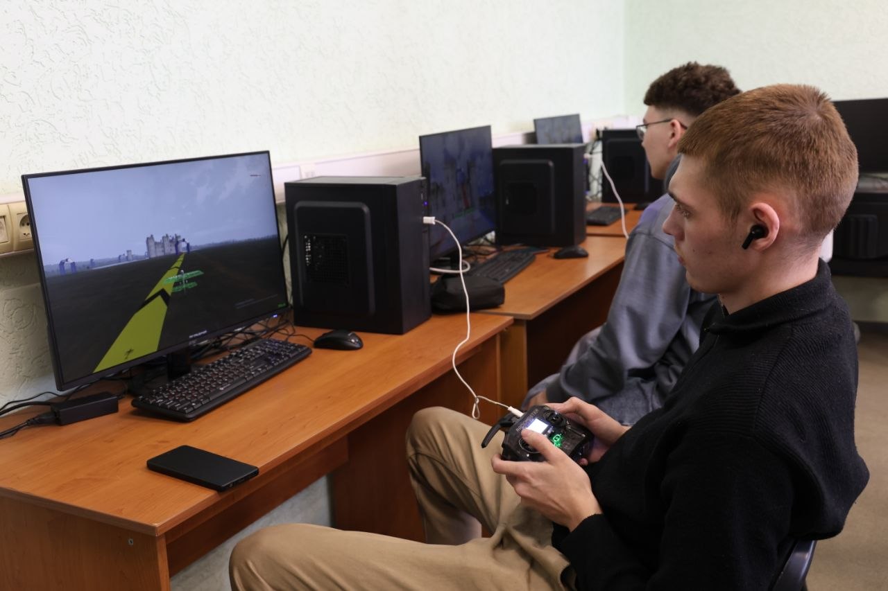 400 человек прошли обучение в «Академии БПЛА – V1» и создали за это время 30 проектов в области эксплуатации беспилотников 400 человек прошли обучение в «Академии БПЛА – V1» и создали за это время 30 проектов в области эксплуатации беспилотников