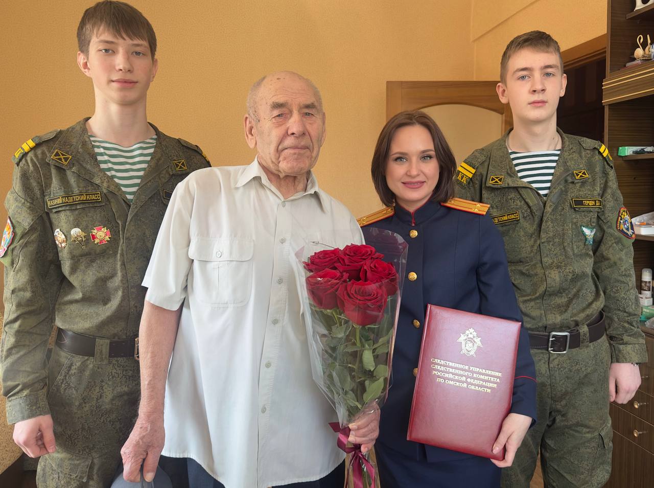Сотрудники следственного управления СК России по Омской области поздравили с 95-летним юбилеем ветерана Великой Отечественной войны Алексея Емельяновича Солодюка