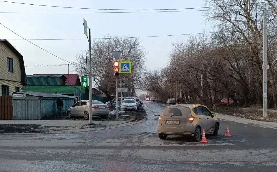 В Омске иномарка вылетела на тротуар и сбила двух школьниц В Омске иномарка вылетела на тротуар и сбила двух школьниц