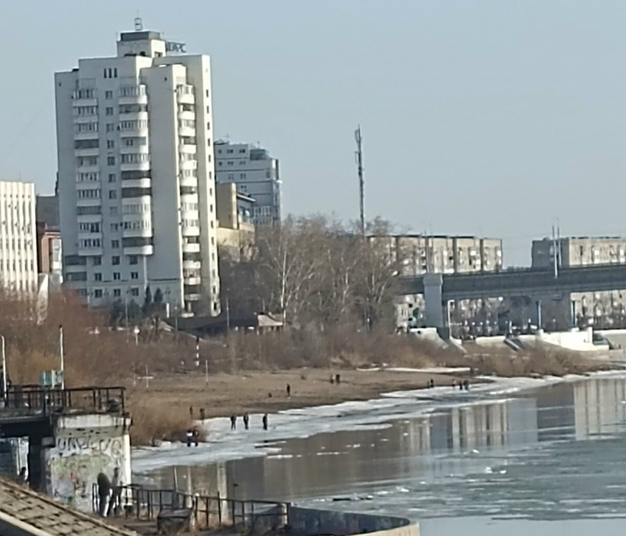 Тонкий лед — не место для прогулок и детских игр