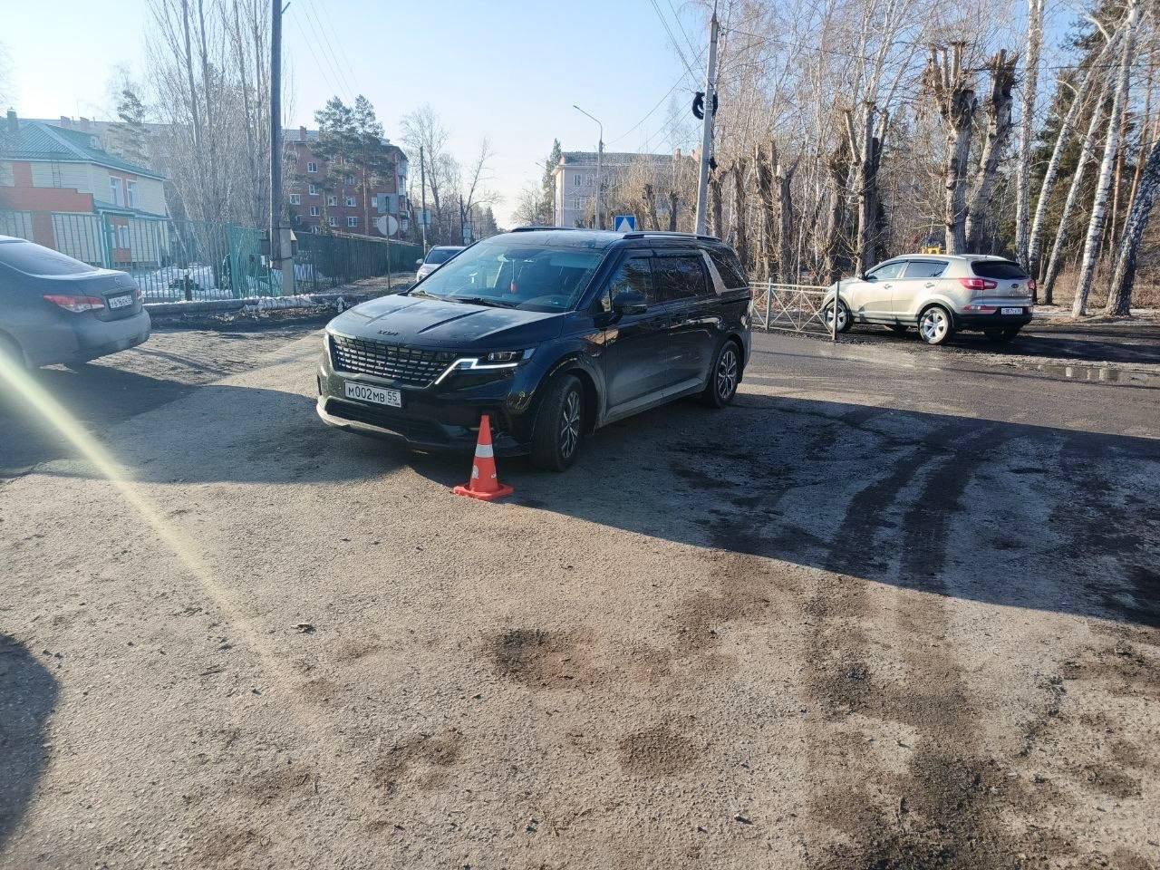 Утром в Омске иномарка сбила 9-летнюю девочку на пути в школу