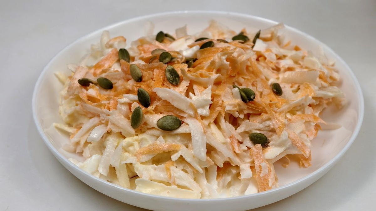 Салат «Генеральский» с редькой, яблоком и морковью