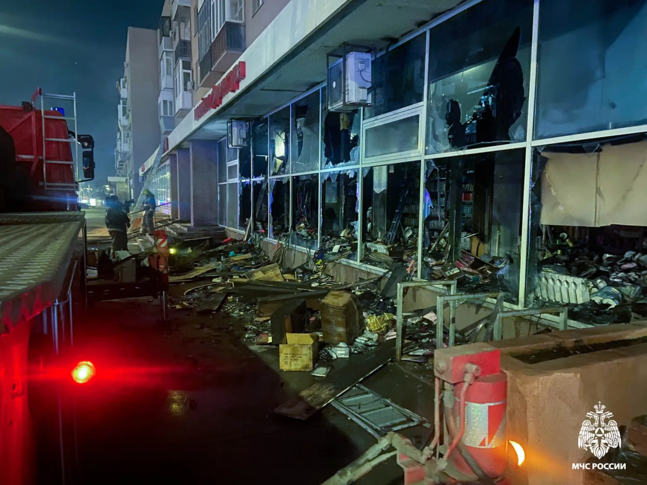 В Омске ночью вспыхнул магазин тканей на улице Масленникова В Омске ночью вспыхнул магазин тканей на улице Масленникова