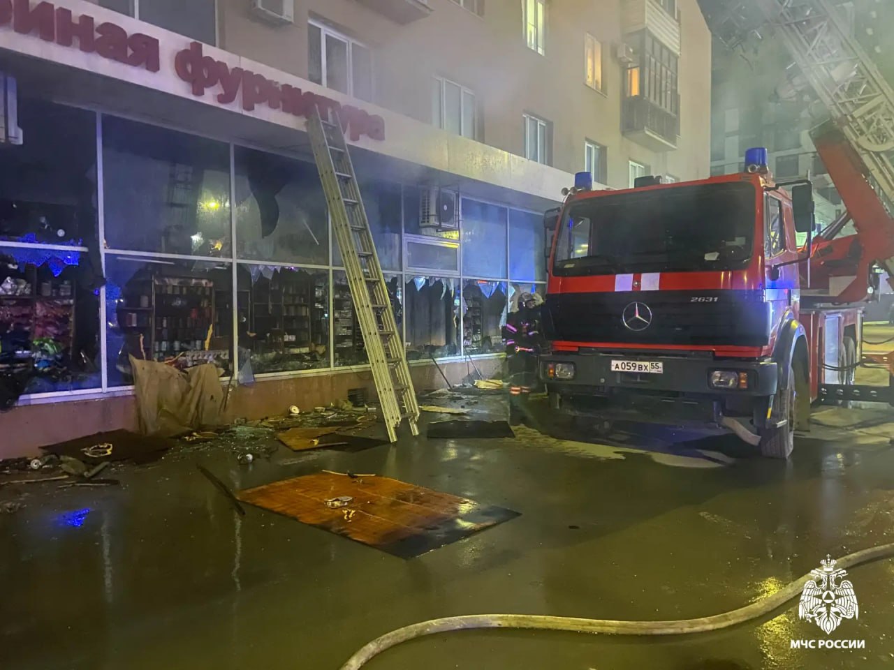 В Омске ночью вспыхнул магазин тканей на улице Масленникова В Омске ночью вспыхнул магазин тканей на улице Масленникова