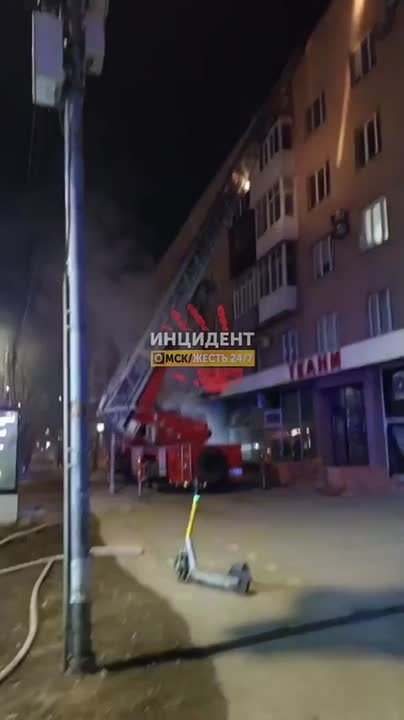 В Омске ночью вспыхнул магазин тканей на улице Масленникова