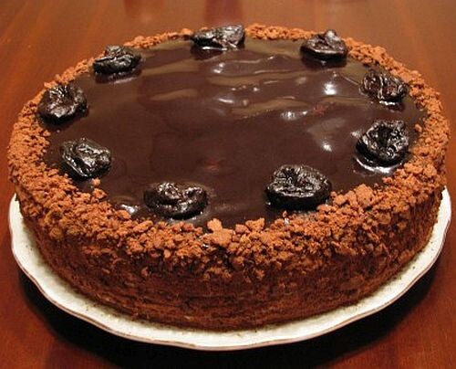 Шоколадный торт с медом и черносливом