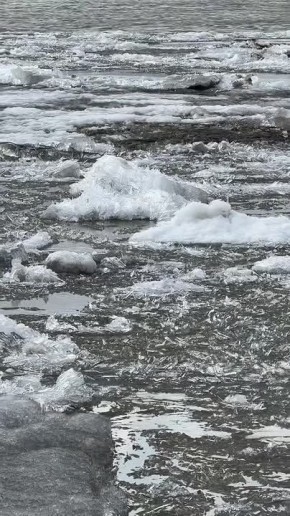 Погода портится, но это не останавливает омичей, которые спешат запечатлеть ледоход Однако это только первые льдины