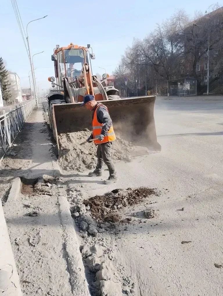 В минувшие сутки в работах по содержанию улично-дорожной сети было задействовано 195 единиц техники и 239 рабочих В минувшие сутки в работах по содержанию улично-дорожной сети было задействовано 195 единиц техники и 239 рабочих