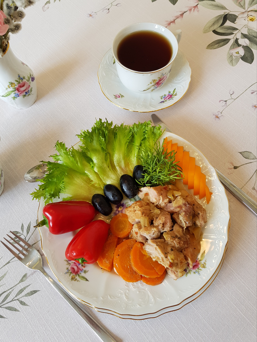 Сытное и ароматное блюдо: свинина с морковью и луком в рукаве