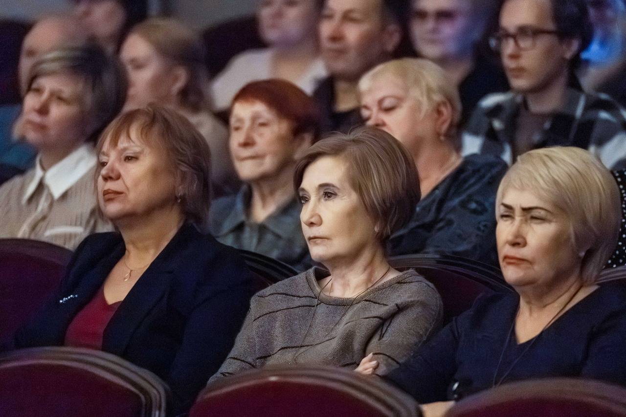 Театр имени Ермолаевой получил современное световое оснащение благодаря Омскому НПЗ Театр имени Ермолаевой получил современное световое оснащение благодаря Омскому НПЗ