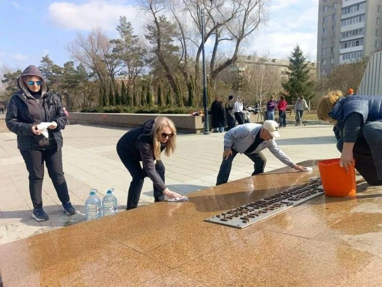 В Центральном округе Омска стартовало весеннее благоустройство мемориалов