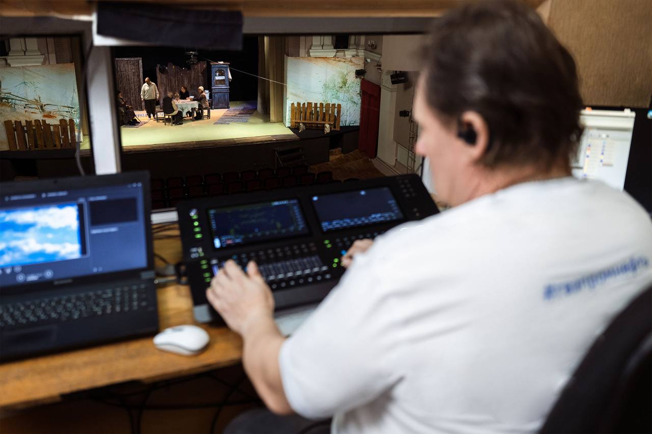 Театр имени Ермолаевой получил современное световое оснащение благодаря Омскому НПЗ Театр имени Ермолаевой получил современное световое оснащение благодаря Омскому НПЗ