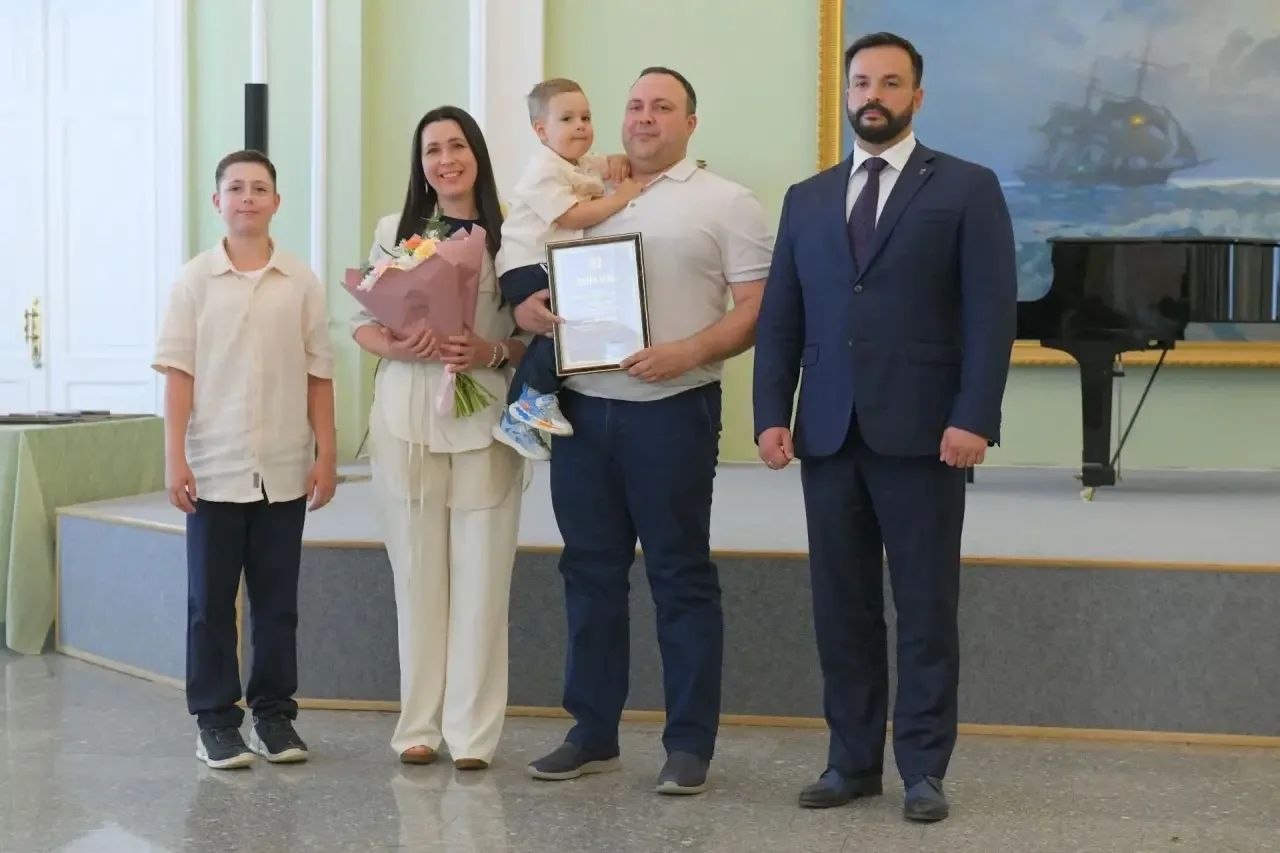 Около 200 заявок подано на соискание ежегодной премии Губернатора Омской области Виталия Хоценко «Семья года»