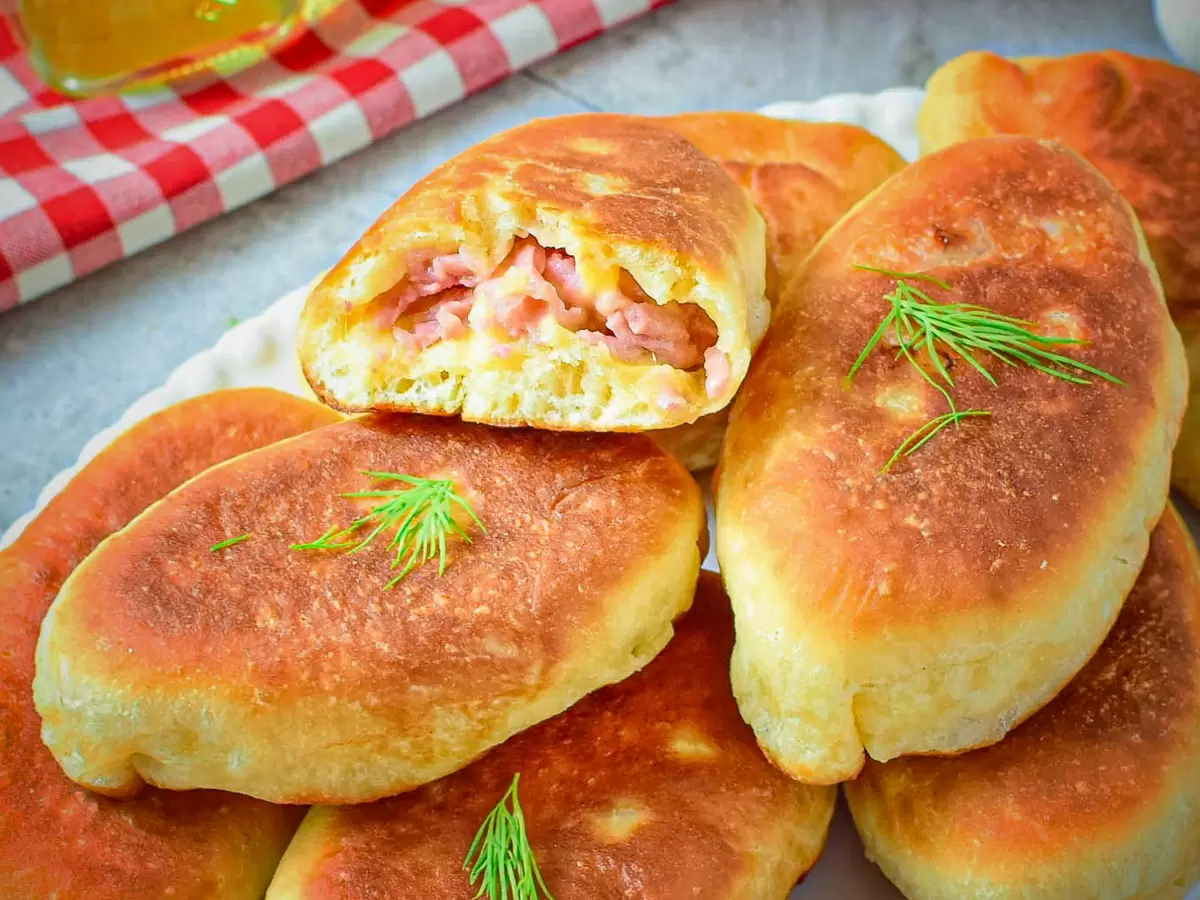 Пирожки с сыром и ветчиной: секрет успеха в необычной начинке