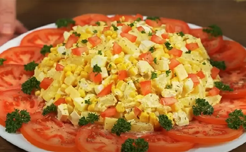 Яркий летний салат с курицей, ананасом и кукурузой