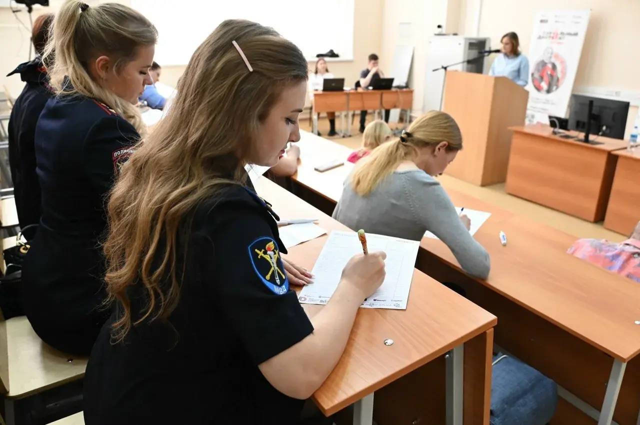 Друзья!. Омская полиция уже не первый год участвует в Международной просветительской акции «Тотальный диктант», и на этот раз мы открыли свою площадку, как для сотрудников, так и для всех желающих Акция состоится 18 апреля... Друзья!. Омская полиция уже не первый год участвует в Международной просветительской акции «Тотальный диктант», и на этот раз мы открыли свою площадку, как для сотрудников, так и для всех желающих Акция состоится 18 апреля...