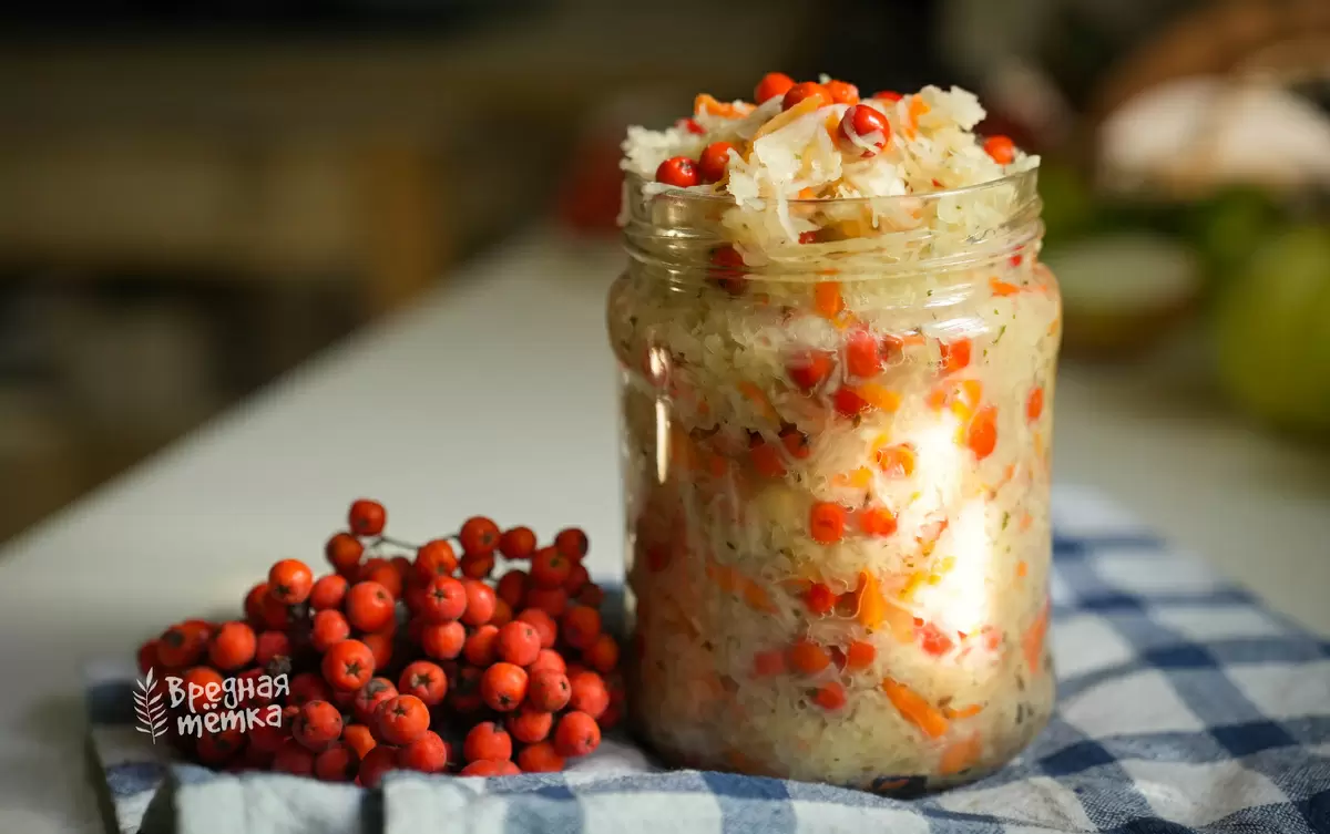 Традиционный рецепт квашеной капусты с рябиной: как сохранять осенние вкусы