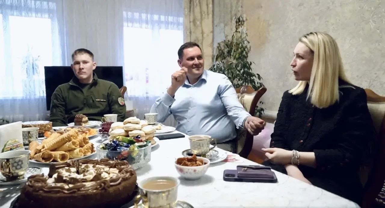 Оксана Фадина встретилась с военнослужащим, вернувшимся из украинского плена