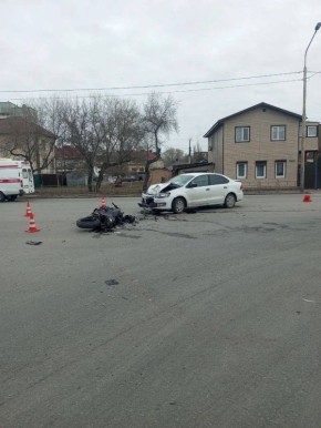 В Омске на перекрёстке столкнулись автомобиль и мотоцикл