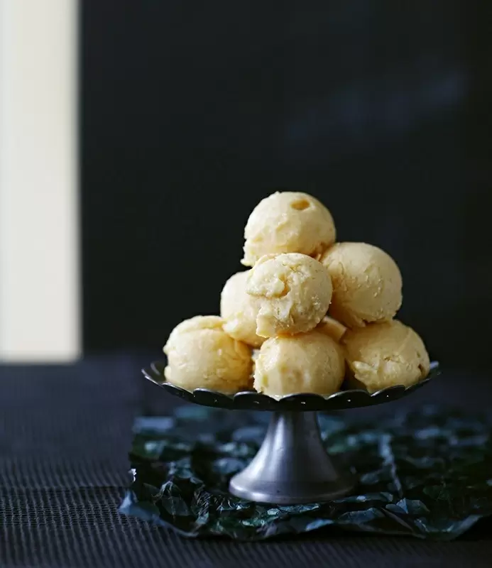 Летнее наслаждение: мороженое с абрикосами и сливками для вкусовых гурманов