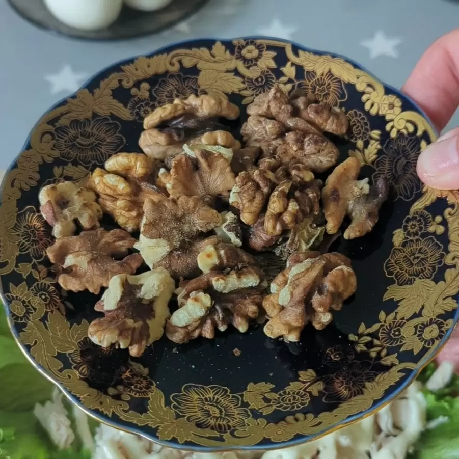 Необычный салат с курицей и виноградом: кулинарная находка сезона