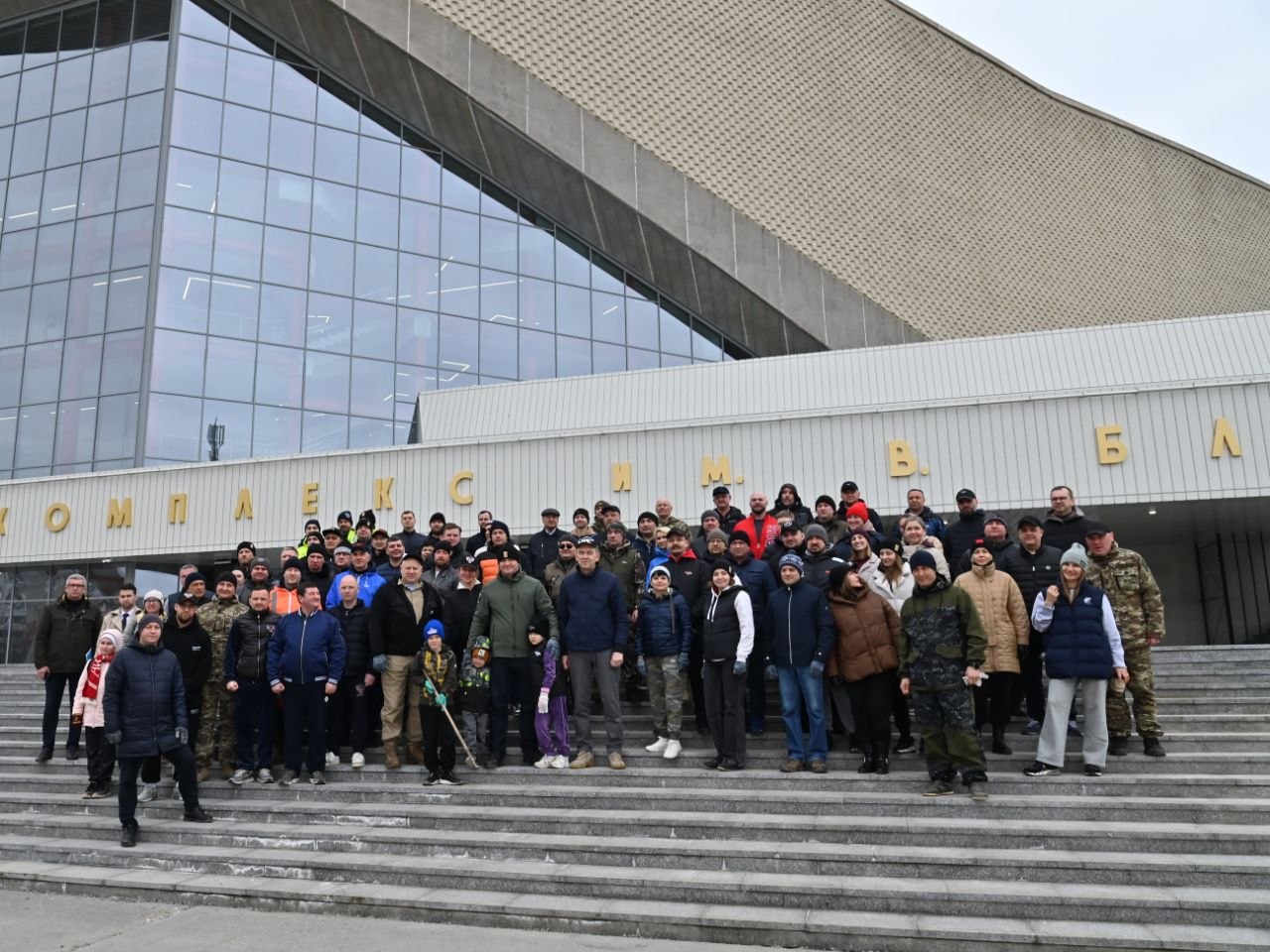 Вместе с коллегами и главой региона Виталием Хоценко принял участие в субботнике на территории у СКК имени Виктора Блинова