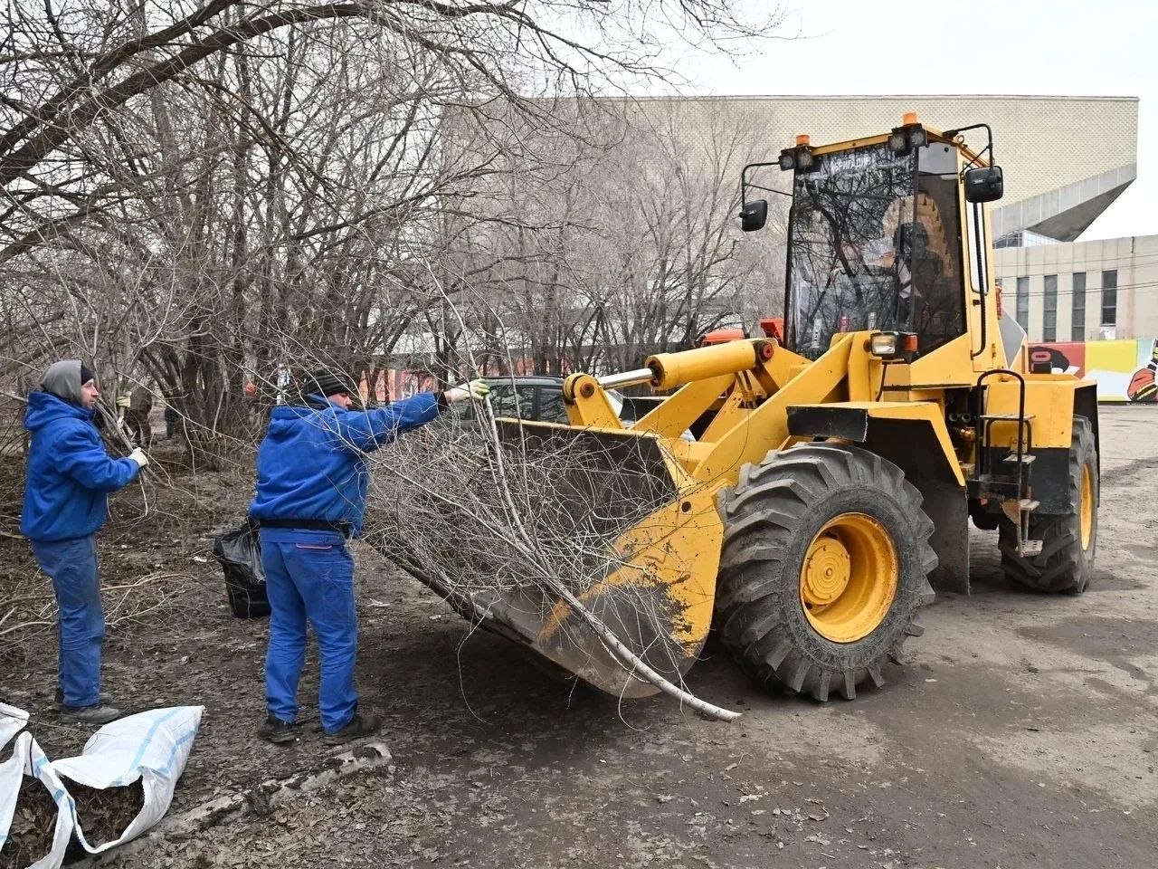 Вместе с коллегами и главой региона Виталием Хоценко принял участие в субботнике на территории у СКК имени Виктора Блинова Вместе с коллегами и главой региона Виталием Хоценко принял участие в субботнике на территории у СКК имени Виктора Блинова