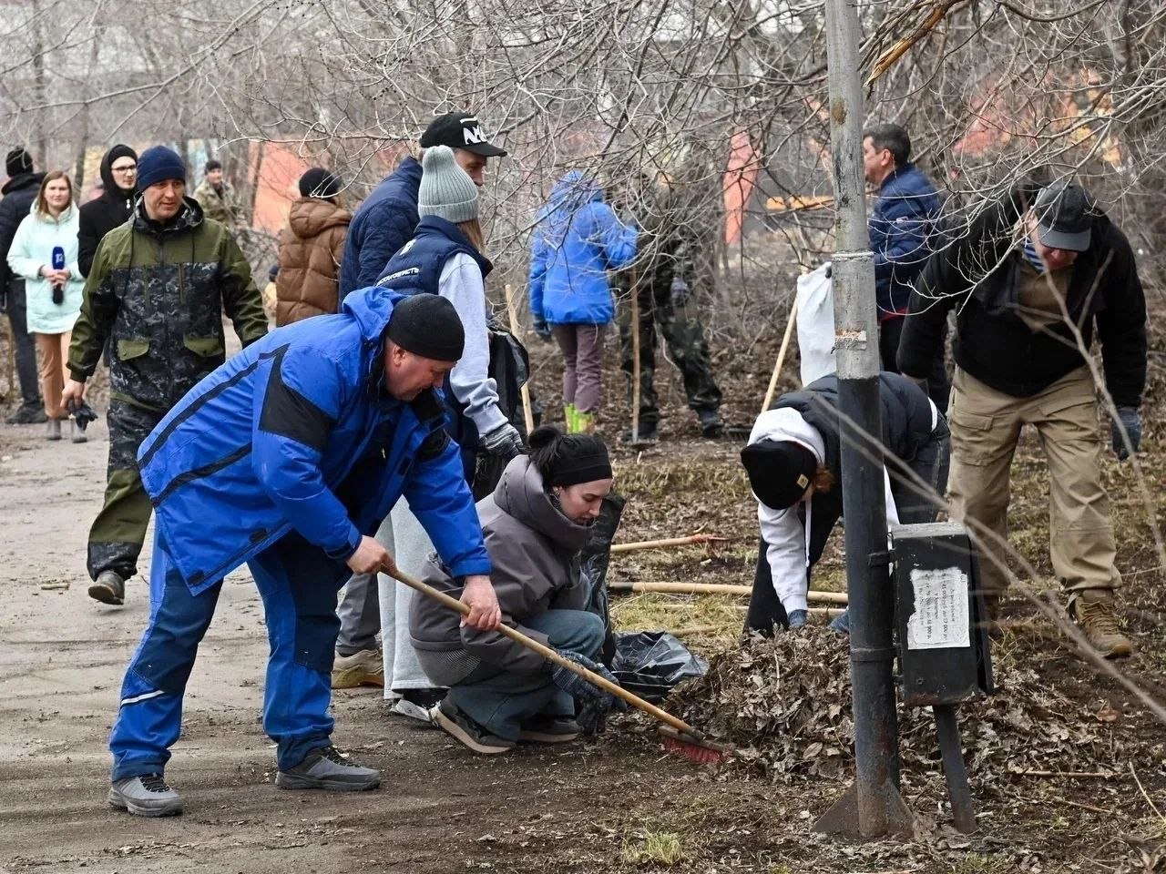 Вместе с коллегами и главой региона Виталием Хоценко принял участие в субботнике на территории у СКК имени Виктора Блинова Вместе с коллегами и главой региона Виталием Хоценко принял участие в субботнике на территории у СКК имени Виктора Блинова